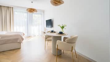 Studiosuite (26A) | Wohnbereich | Flachbildfernseher