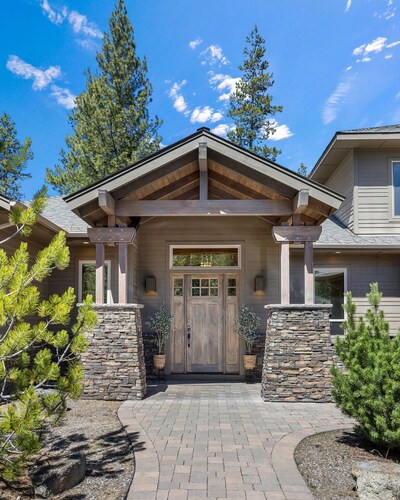 Luxury Sunriver Home w/ Bar, Hot Tub, 8 Bed 9 bath