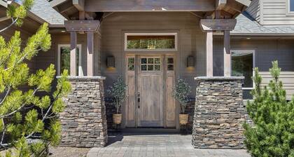 Luxury Sunriver Home w/ Bar, Hot Tub, 8 Bed 9 bath