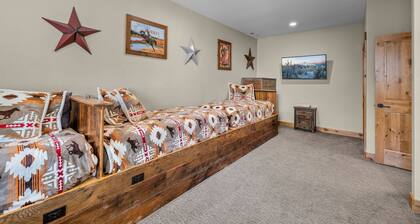 Luxury Sunriver Home w/ Bar, Hot Tub, 8 Bed 9 bath