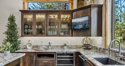 Executive 8BR 8.5 BA Luxury Lodge Home, Sleeps 20