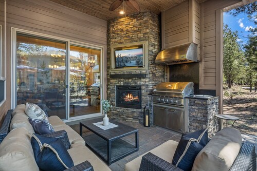 Luxury Sunriver Home w/ Bar, Hot Tub, 8 Bed 9 bath