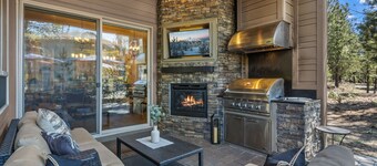 Luxury Sunriver Home w/ Bar, Hot Tub, 8 Bed 9 bath