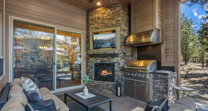 Luxury Sunriver Home w/ Bar, Hot Tub, 8 Bed 9 bath