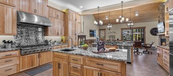 Luxury Sunriver Home w/ Bar, Hot Tub, 8 Bed 9 bath