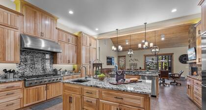 Luxury Sunriver Home w/ Bar, Hot Tub, 8 Bed 9 bath