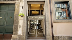 A building entrance with a sign reading "PALAZZO SERPE". - Palazzo Serpe Suites near Colosseum (Rome)