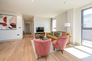 Smart TV - Bright Modern Retreat (London)