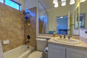 Dusj, hårføner, håndklær og såpe