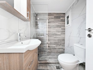Douche, sèche-cheveux, serviettes fournies, savon