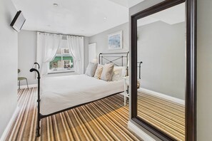 2 habitaciones, tabla de planchar con plancha, cuna de viaje y wifi 