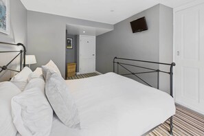 2 bedrooms, iron/ironing board, travel cot, WiFi