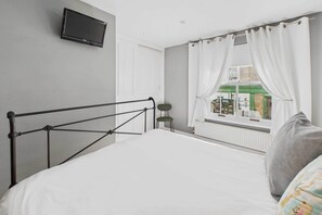 2 bedrooms, iron/ironing board, travel cot, WiFi