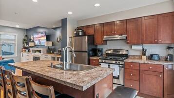 Fridge, oven, stovetop, dishwasher