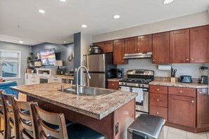 Fridge, oven, stovetop, dishwasher