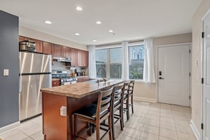 Fridge, oven, stovetop, dishwasher
