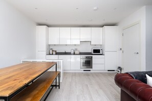 Réfrigérateur, micro-ondes, four, lave-vaisselle