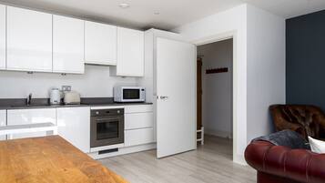 Kühlschrank, Mikrowelle, Ofen, Geschirrspüler