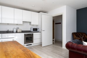 Kühlschrank, Mikrowelle, Ofen, Geschirrspüler