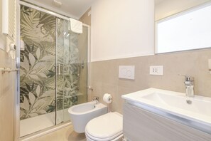 Douche, séchoir à cheveux, bidet, serviettes fournies