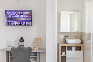 Interior - Bright double room with bathroom -no kitchen- 20 minutes from Milan self chek-in (Trezzano sul Naviglio)