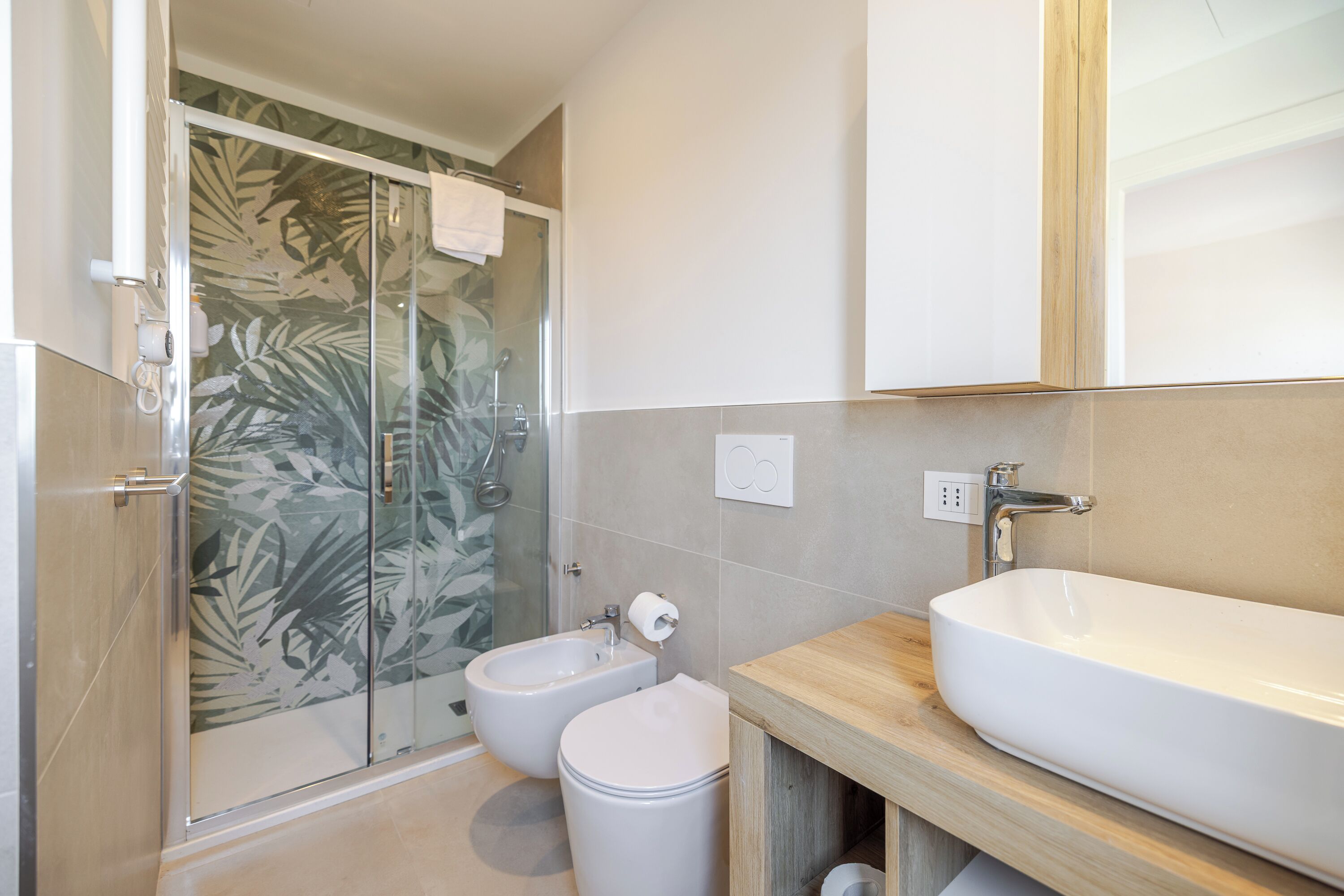 Dusche, Haartrockner, Bidet, Handtücher