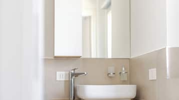 Dusche, Haartrockner, Bidet, Handtücher
