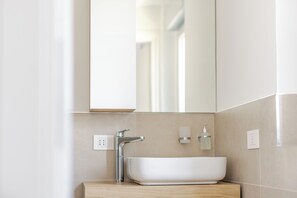 Regadera, secadora de cabello, bidet, toallas 