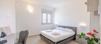 Bright double room with bathroom -no kitchen- 20 minutes from Milan self chek-in