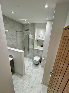 Shower, hair dryer, towels - Severn View Barn - Bristol Bliss (Bristol)