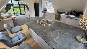 Fridge, microwave, oven, stovetop - Severn View Barn - Bristol Bliss (Bristol)