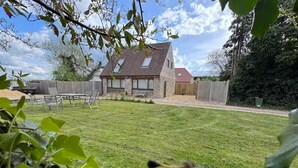 Outdoor dining - Severn View Barn - Bristol Bliss (Bristol)