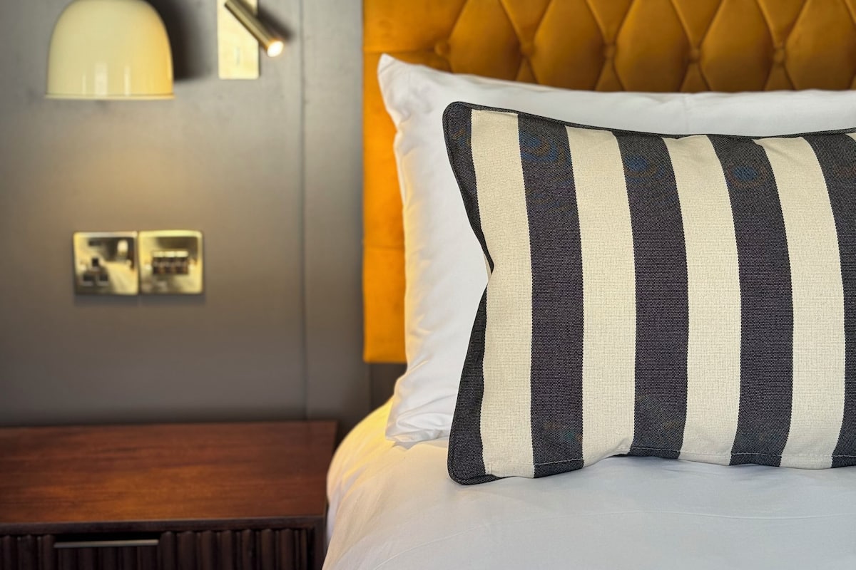 Tabla de planchar con plancha, wifi gratis y ropa de cama