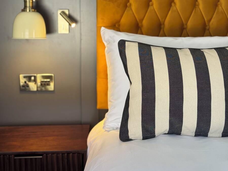 Tabla de planchar con plancha, wifi gratis y ropa de cama