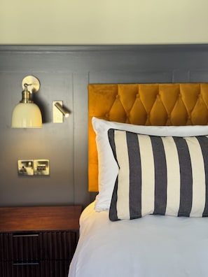 Tabla de planchar con plancha, wifi gratis y ropa de cama