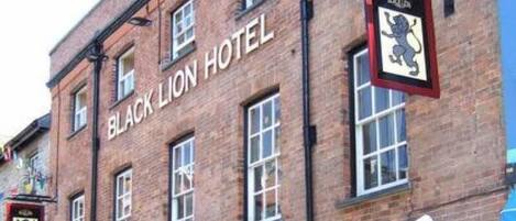 Het uiterlijk van Hotel Black Lion, met de naam duidelijk op de gevel.