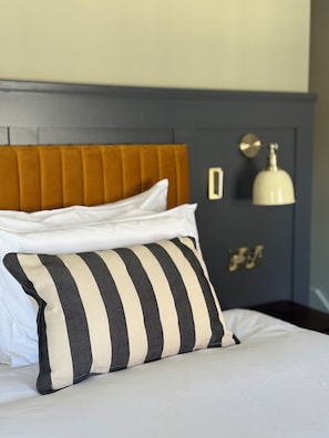 Habitación superior | Tabla de planchar con plancha, wifi gratis y ropa de cama