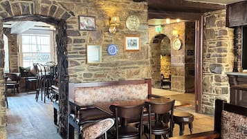 朝食、ランチ、ディナーに営業