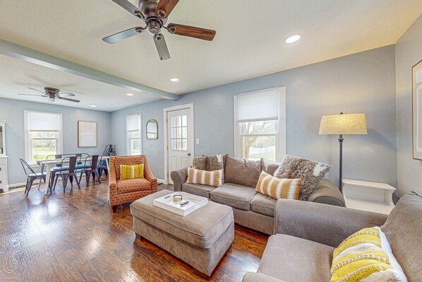 Een televisie en een open haard