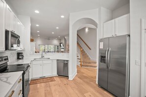 Fridge, microwave, oven, stovetop - Spacious 7 Bedroom 5.5 Bath on Ocean Creek Golf Course! (Fripp Island)