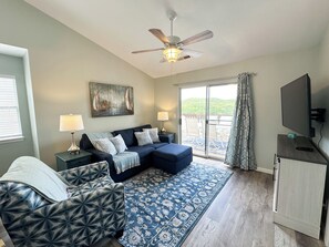 Living area - Side by Side Condos Walk-in Lake View Top Floor Next to SDC (Reeds Spring)