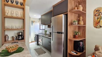 Apartamento | Cozinha privada | Geladeira, micro-ondas, fogão, cooktop