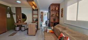 Apartment | Living area | 40-inch Smart TV with digital channels, Netflix, streaming services - COARM0105 - Smart Convenções (Salvador)