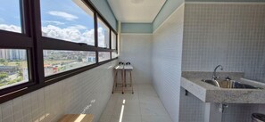 Duş, saç kurutma makinesi, havlu, sabun 