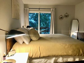 4 bedrooms, desk, iron/ironing board, travel crib