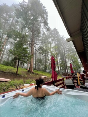 Outdoor spa tub