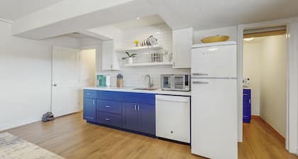 Spacious apartment w/ kitchen, wifi, great location & beautiful backyard