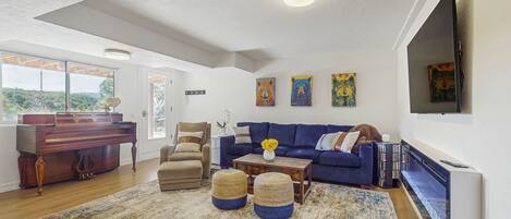 Een televisie en een open haard