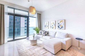 Televisio, kirjoja, työhuone