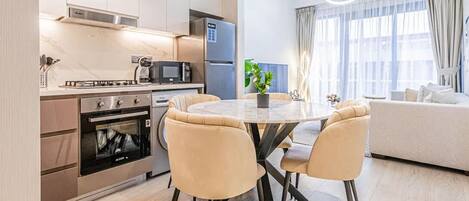 Kühlschrank, Mikrowelle, Ofen, Herdplatte